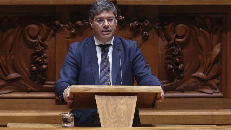 O deputado e líder parlamentar do Partido Socialista (PS), Eurico Brilhante Dias, intervém na sessão plenária sobre o Orçamento do Estado para 2026 (OE2026), na Assembleia da República, em Lisboa, 28 de outubro de 2025. A Assembleia da República continua hoje a debater em plenário a proposta do Governo de Orçamento do Estado para 2026. MIGUEL A. LOPES/LUSA