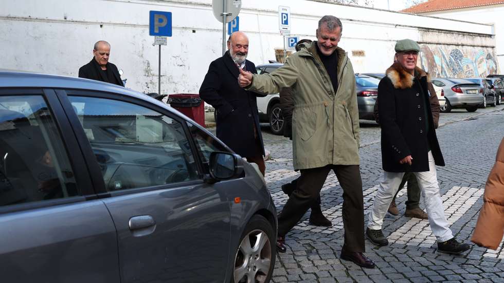 O candidato à Presidência da República, Henrique Gouveia e Melo (C), saúda populares durante um contacto com a população no centro de Beja, 23 de dezembro de 2025. NUNO VEIGA/LUSA