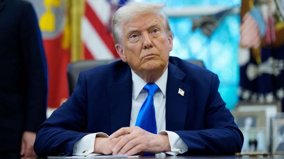 epa12391168 United States President Donald J Trump looks on to the media during an Executive Order signing which authorizes the new Trump Gold Card, a visa program to be overseen by the Secretary of Commerce 'that will facilitate the entry of aliens who have demonstrated their ability and desire to advance the interests of the United States by voluntarily providing a significant financial gift to the nation' in the Oval Office of the White House in Washington, DC, USA, 19 September 2025.  EPA/Aaron Schwartz / POOL