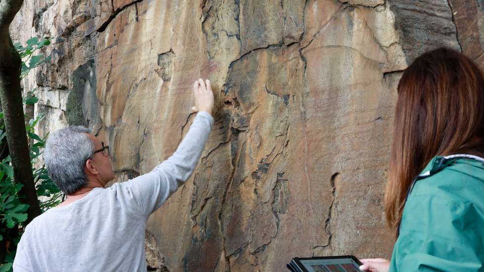 A conservadora Vera Caetano (D) e o arqueólogo da Fundação Côa Parque, Mário Reis (E), falam sobre uma das novas gravuras descobertas no Vale do Côa usando uma técnica pouco habitual neste local, a pintura com ocre (Oxido de Ferro), durante uma entrevista na Fundação Côa Parque, em Vila Nova de Foz Côa, 26 de setembro de 2024. A recém-descoberta Rocha 60 da Ribeira de Piscos, no Vale do Côa, com pinturas a ocre do período pós-paleolítico, revelou que a chamada Arte do Côa se prolonga por milénios, constituindo essa continuidade o interesse da investigação. MIGUEL PEREIRA DA SILVA/LUSA