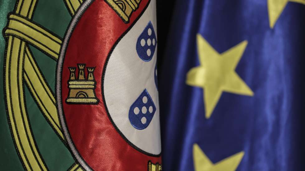 Bandeira de Portugal e da União Europeia