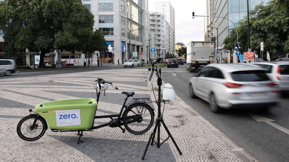Um membro da Associação Sistema Terrestre Sustentável (ZERO), analisa os níveis de qualidade do ar na praça Duque de Saldanha, no Dia Europeu sem carros, em Lisboa, 22 de setembro de 2023. Nesta iniciativa de rua, é realizada a avaliação em tempo real, de parâmetros como o dióxido de azoto ou as partículas inaláveis e fina. ANTÓNIO PEDRO SANTOS/LUSA
