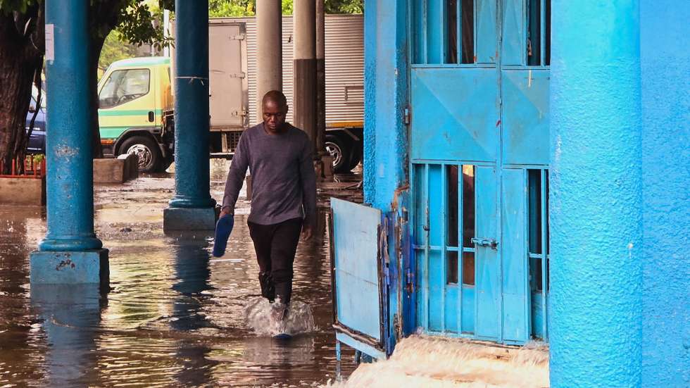 A província de Maputo está, desde a madrugada deste domingo, sob chuva intensa, com a baixa da cidade capital e diversos bairros alagados, prevendo-se que o mau tempo continue até terça-feira, Maputo, Moçambique, 24 de março de 2024.  PAULO JULIÃO/LUSA