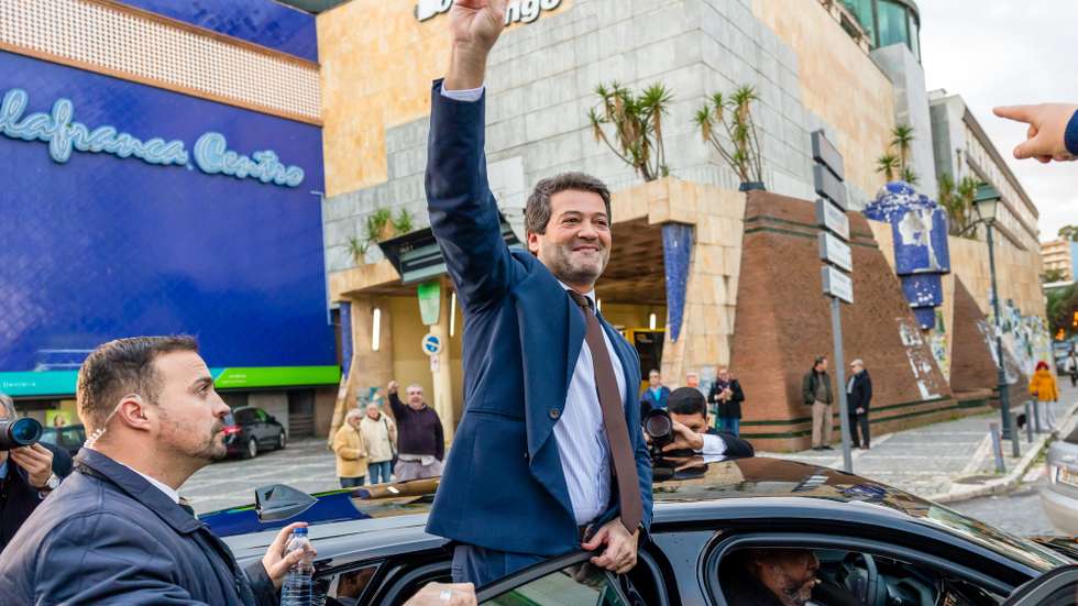 O candidato à presidência da República André Ventura contacta com população numa ação de companha, em Vila Franca de Xira, 26 de dezembro de 2025. JOSÉ SENA GOULÃO/LUSA