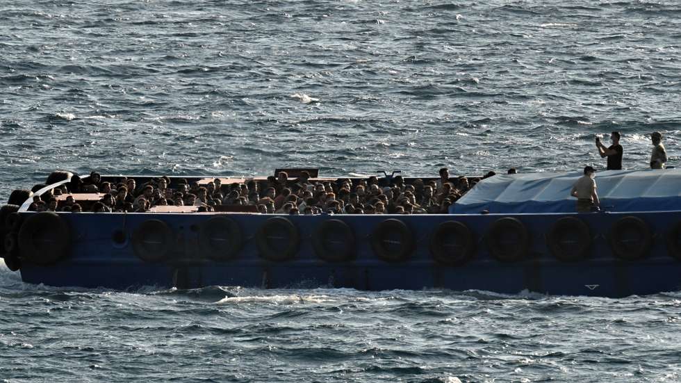 epaselect epa12228645 A small launch boat carries refugees and migrants at the port of Lavrio, Greece, 10 July 2025. Over 500 refugees and migrants rescued in Crete were transported overnight by a cargo ship to the port of Lavrio.  EPA/YANNIS KOLESIDIS