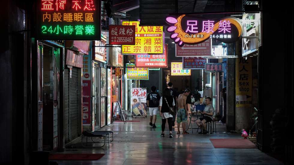 As ruas do NAPE e do ZAPE estão com poucos residentes e turistas a circularem à noite, Macau, 2 de outubro de 2025. O fim dos casinos-satélite vai trazer problemas para o comércio em geral e para as lojas de penhores, em Macau. (ACOMPANHA TEXTO DA LUSA DE 05-10-2025) GONÇALO LOBO PINHEIRO/LUSA