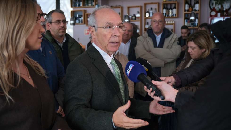 O candidato à Presidência da República, Luís Marques Mendes, acompanhado pela presidente da junta de freguesia da Costa da Caparica, Vanessa Krause (E), fala à comunicação social durante um encontro com pescadores na Lota da Costa da Caparica, 12 de dezembro de 2025. RUI MINDERICO/LUSA