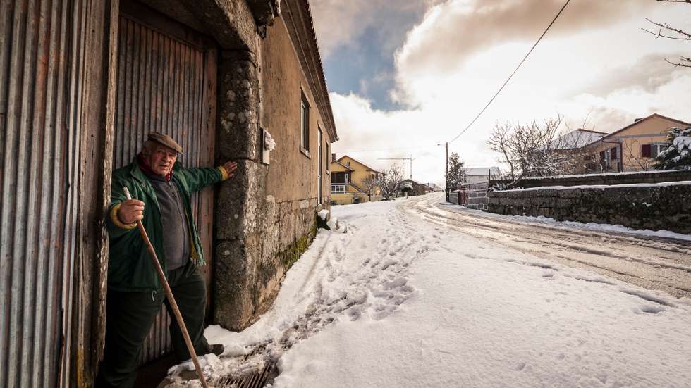 Queda de neve em Vila Pouca de Aguiar, distrito de Vila Real, 4 de dezembro de 2020. O mau tempo que se vai fazer sentir no continente pelo menos até sábado surge na sequência da passagem em Portugal continental da depressão Dora, que trouxe vento forte, precipitação, neve e descida da temperatura. PEDRO SARMENTO COSTA/LUSA