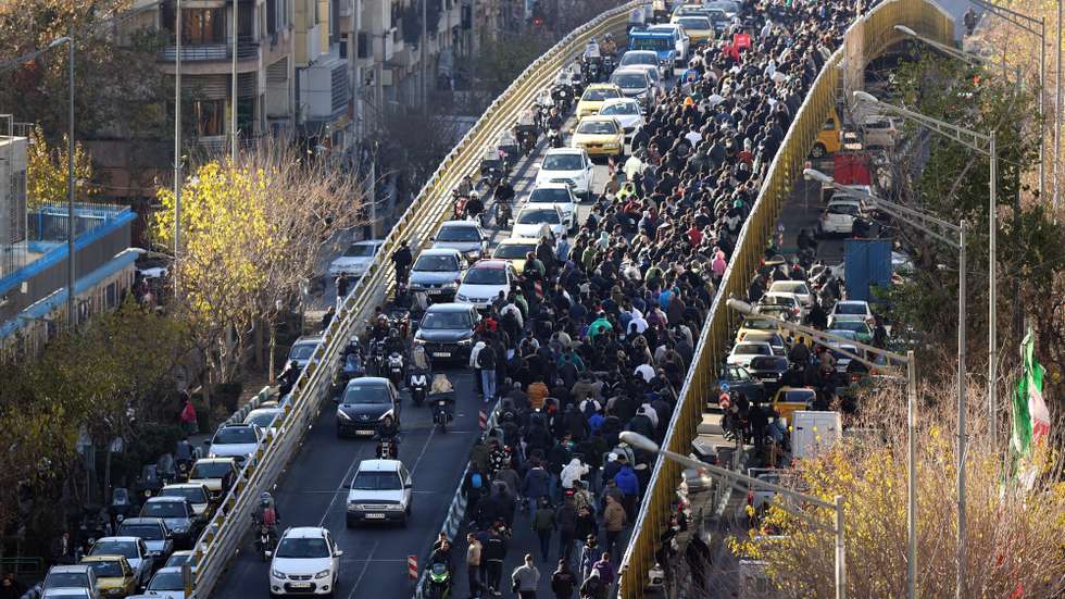 epa12616910 Iranian shopkeepers and traders protest against the economic conditions in Tehran, Iran, 29 December 2025. Iran is experiencing an economic crisis as the value of its currency declines as a result of tensions between Iran, Israel, and the USA as well as sanctions implemented by the US and EU against Iran.  EPA/STRINGER