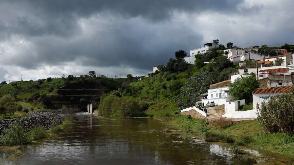 Devido à elevada quantidade de água acumulada, a barragem de Odeleite procedeu hoje a uma descarga controlada temporária para controlo dos caudais, algo que não acontecia há vários anos devido à seca, Castro Marim,18 de março de 2025. LUÍS FORRA/LUSA