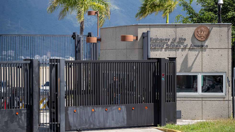 epa12486537 The entrance of the US Embassy in Caracas, Venezuela, 27 October 2025. The embassy has been closed since 2019, when Nicolas Maduro announced the breakdown of diplomatic relations with the US.  EPA/RONALD PENA R