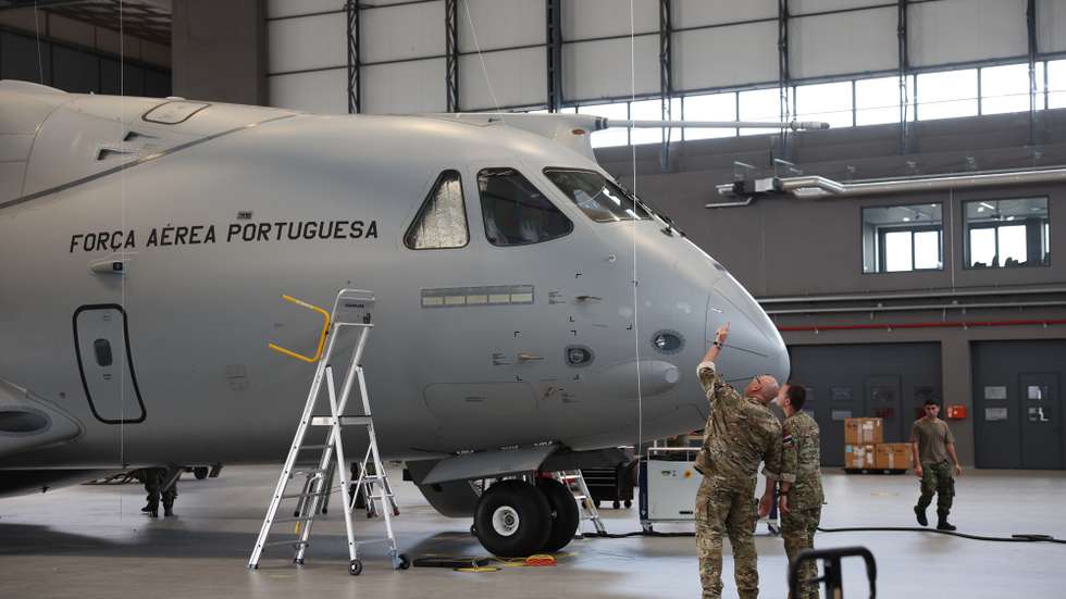 Militares obsevam um KC-390 na oficina de manutenção, que foi hoje visitada pelo ministro da Defesa Nacional, Nuno Melo, e o seu homólogo da Suécia, Pål Jonson, na Esquadra 506 da Força Aérea, Base Aérea n.º 11, Beja, 18 de setembro de 2025. NUNO VEIGA/LUSA