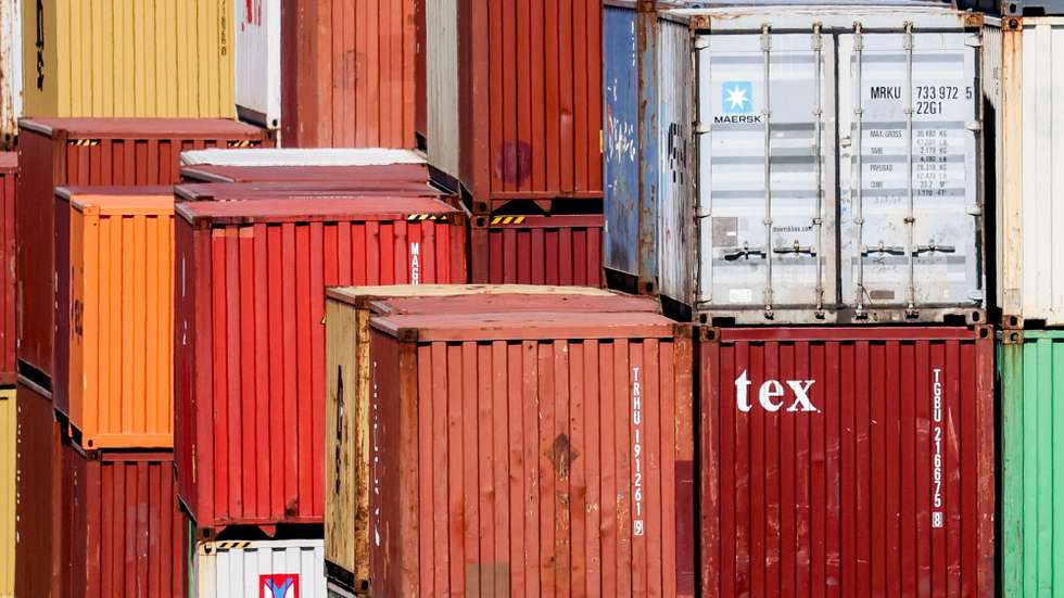 epa12007591 Containers are stacked at a transshipment terminal near Berlin, Germany, 03 April 2025. On 02 April, US President Donald Trump announced a series of 'reciprocal tariffs' on US trading partners, including a 20 percent tariff on all imports from the European Union.  EPA/FILIP SINGER