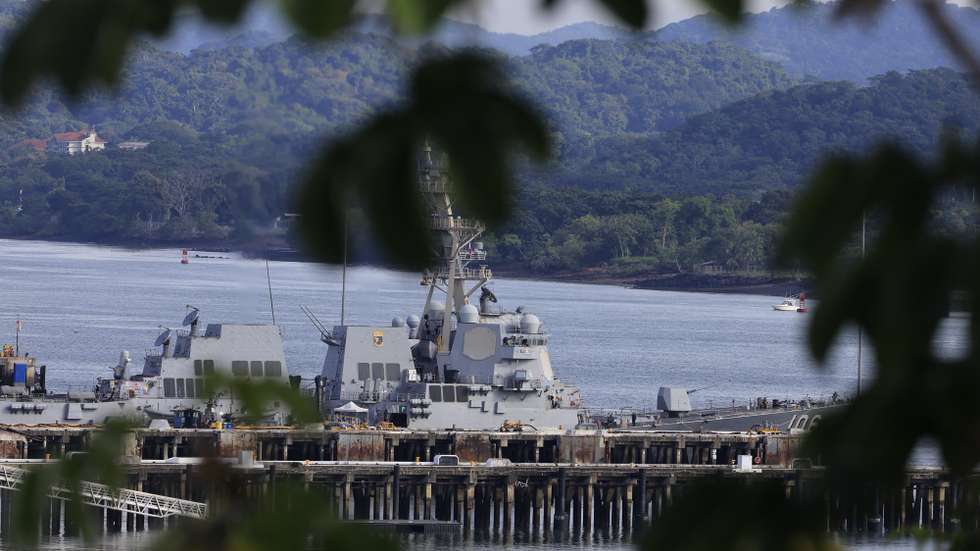 epa12396372 The US Navy destroyer USS Stockdale (DDG-106) docked at the port of Balboa in Panama City, Panama, 21 September 2025.  EPA/BIENVENIDO VELASCO