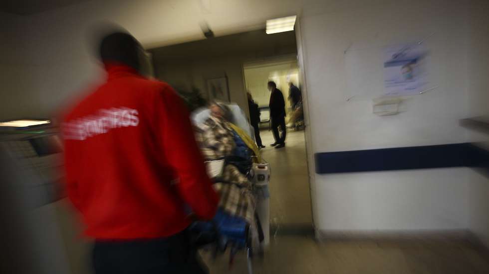 Uma utente é encaminhada por um bombeiro para as Urgências do Hospital de São José, em Lisboa, 10 de fevereiro de 2013. Nos Hospitais de São José e Santa Maria verifica-se o aumento dos casos mais urgentes e diminuição dos menos prioritários. A abertura do Hospital Beatriz Ângelo e o fecho do Curry Cabral também contribuiram para as alterações do fluxo de utentes. ACOMPANHA TEXTO) MARIO CRUZ/LUSA