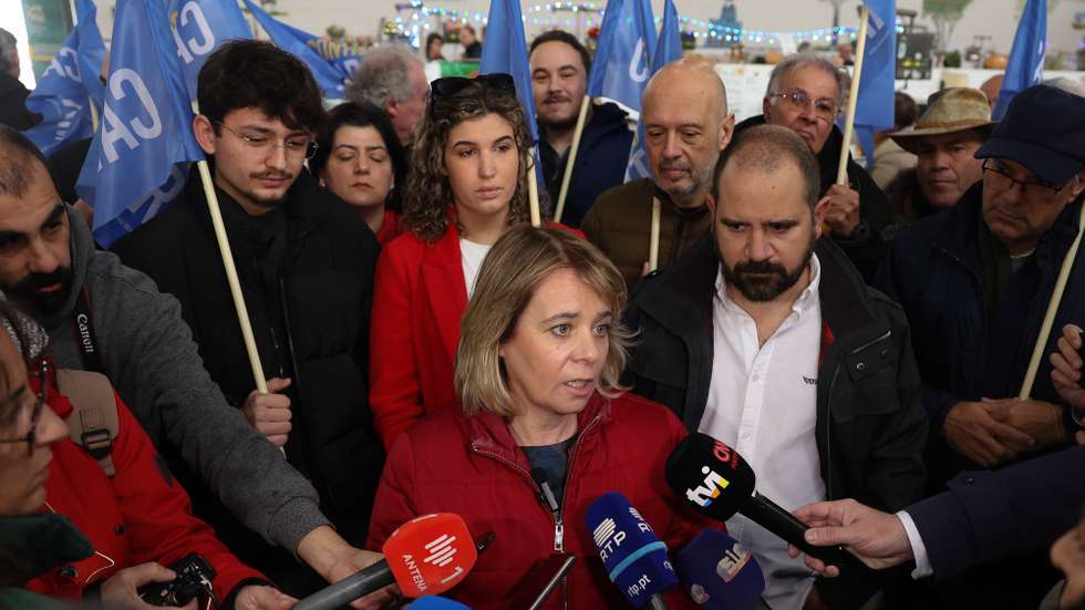 A candidata à Presidência da República, Catarina Martins, fala aos jornalistas durante a visita ao mercado de Olhão, 3 de janeiro de 2026. LUÍS FORRA/LUSA