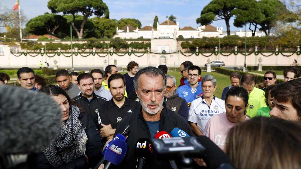 O candidato à Presidência da República, João Cotrim Figueiredo, fala aos jornalistas após a corrida da sua candidatura das Docas até Belém, em Lisboa, 04 de janeiro de 2026. MARCOS BORGA/LUSA