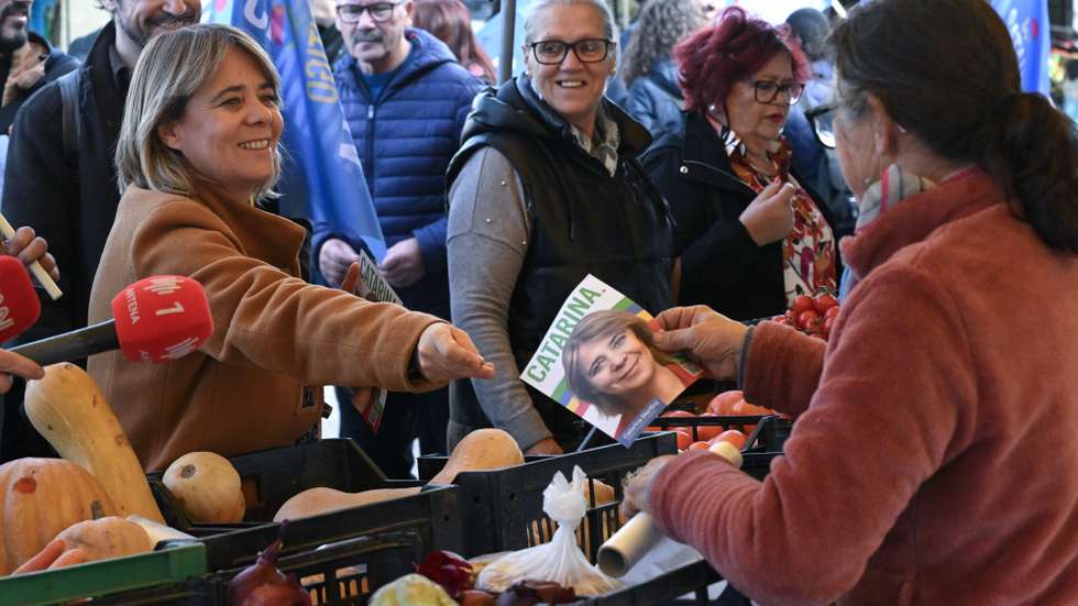 A candidata à Presidência da República, Catarina Martins, visita a feira semanal de Canidelo, em Vila Nova de Gaia, no âmbito da campanha eleitoral para as Eleições Presidênciais 2026, Vila Nova de Gaia, 04 de janeiro de 2026. FERNANDO VELUDO/LUSA