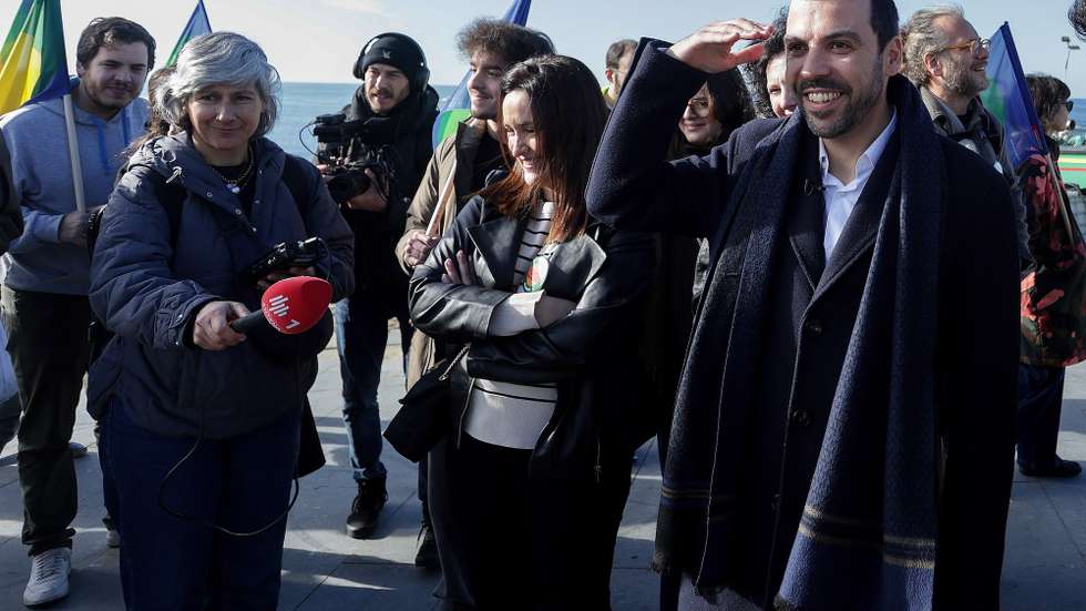 O canditado à Presidência da República, Jorge Pinto (C), à chegada para a visita ao Mercado de Angeiras, Matosinhos, 04 de janeiro de 2026. MANUEL FERNANDO ARAUJO/LUSA