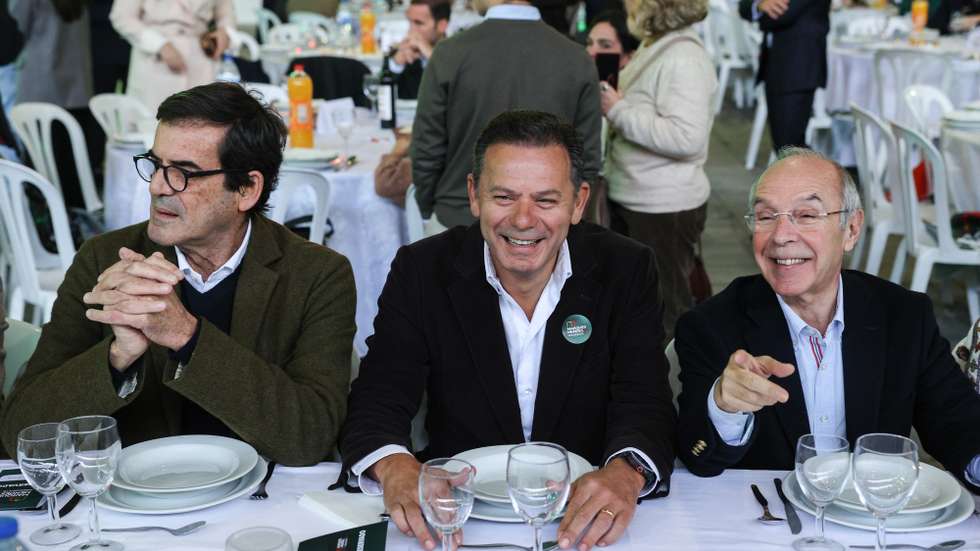 O candidato à Presidência da República, Luís Marques Mendes (D) acompanhado pelo presidente do PSD, Luís Montenegro (C) e pelo mandatário Nacional Rui Moreira (E) esta tarde num almoço com apoiantes na Batalha 4 de janeiro de 2026. MIGUEL A. LOPES/LUSA