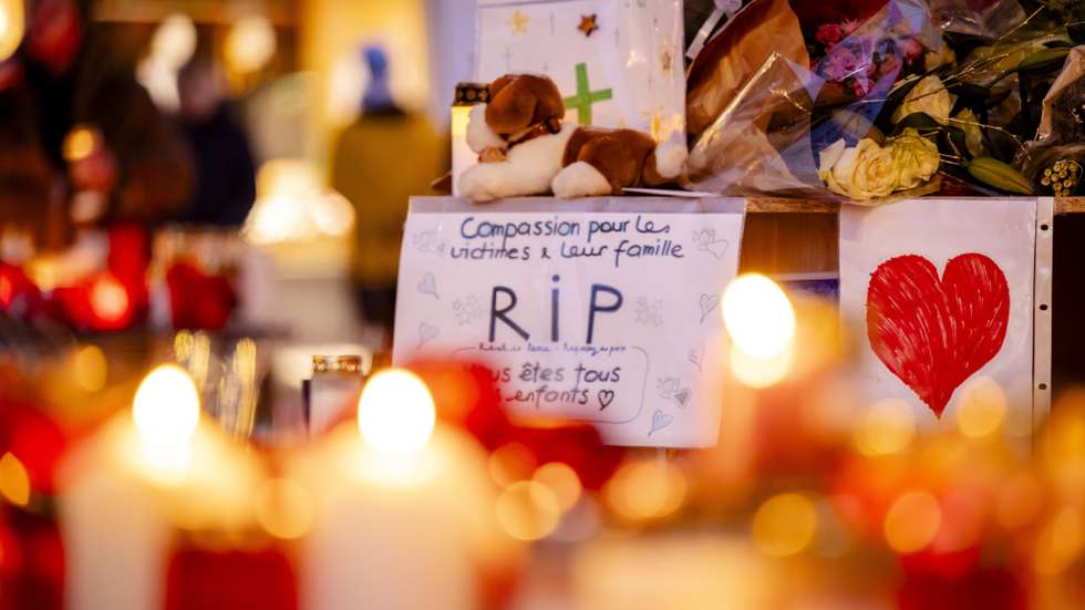 epa12626287 Flowers and candles are pictured in tribute to the victims after the fire at the 'Le Constellation' bar and lounge, in Crans-Montana, Switzerland, 04 January 2026. At least 40 people lost their lives and over 100 were severely injured in the fire that devastated the bar 'Le Constellation' on New Year's Eve in the Swiss Alps resort of Crans-Montana.  EPA/JEAN-CHRISTOPHE BOTT