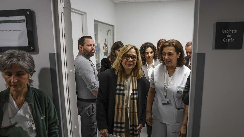A ministra da Saúde, Ana Paula Martins (C), durante a visita à Unidade Local de Saúde do Baixo Mondego Hospital Distrital da Figueira da Foz, 05 de janeiro de 2026. PAULO NOVAIS/LUSA