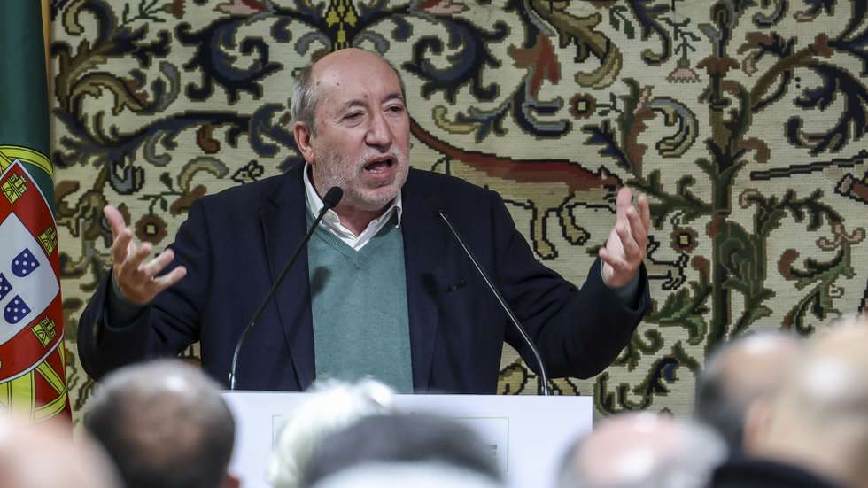 O candidato às eleições presidenciais, António Filipe, dicursa durante um almoço de campanha em Albufeira, 05 de janeiro de 2026. Os portugueses elegem o sucessor de Marcelo Rebelo de Sousa em 18 de janeiro, numas eleições com recorde (11) de candidatos e cuja segunda volta, a realizar-se, decorrerá a 08 de fevereiro. LUIS FORRA/LUSA