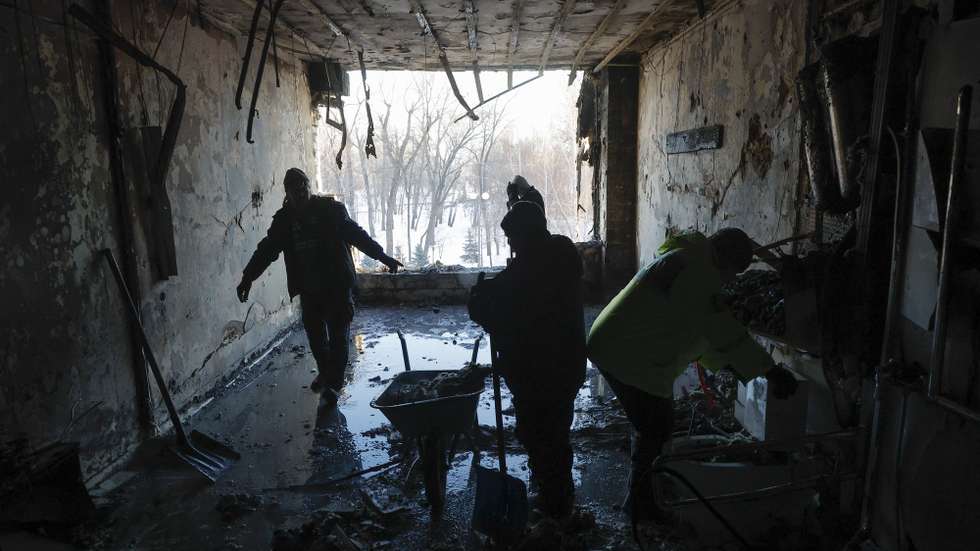 epaselect epa12628344 Ukrainians clear debris at the site of a Russian drone strike on a private medical clinic in Kyiv, Ukraine, 05 January 2026, amid the Russian invasion. At least one person was killed and three others were injured as a result of the attack, according to the State Emergency Service of Ukraine.  EPA/SERGEY DOLZHENKO