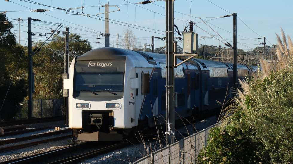Um comboio da Fertagus à chegada à Estação Ferroviária do Pragal, em Almada, 14 de janeiro de 2025. A presidente da câmara municipal de Almada, Inês Medeiros fez esta manhã uma declaração sobre os constrangimentos apontados por vários utentes em horas de ponta na linha da Fertagus e particularmente na estação do Pragal. RUI MINDERICO/LUSA