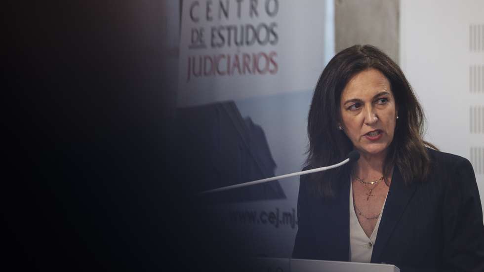 A ministra da Justiça, Rita Alarcão Júdice, usa da palavra durante a cerimónia de posse dos novos diretores-Adjuntos do Centro de Estudos Judiciários e sessão de encerramento do 1.º Ciclo dos Cursos de Formação Inicial de Magistrados 2024/2025, no Centro de Estudos Judiciários em Lisboa, 15 de julho de 2025. TIAGO PETINGA/LUSA