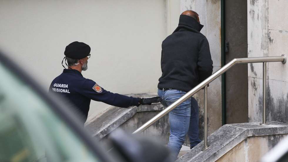 Um dos arguidos no caso de burlas “Olá pai, olá mãe” à chegada ao Tribunal de Leiria para o início do julgamento de 10 arguidos e três sociedades, em Leiria, 10 de abril de 2025. Aos três principais arguidos, um dos quais em prisão preventiva, estão imputados crimes de burla qualificada e de associação criminosa, em coautoria. Outros quatro suspeitos e as respetivas três empresas vão a julgamento pelo crime de especulação. As burlas, tentadas e consumadas, atingem o valor global de 109.235,60 euros e lesaram 41 pessoas. PAULO CUNHA/LUSA