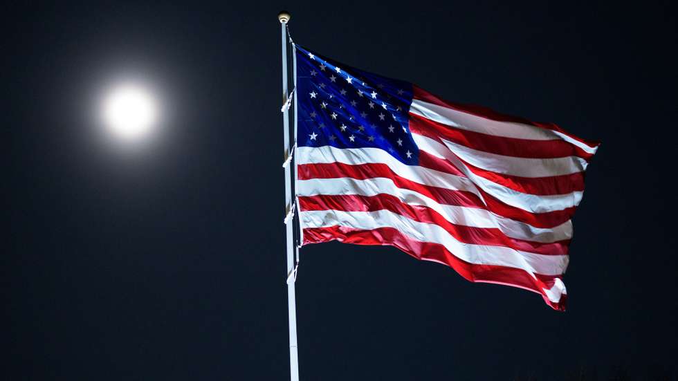 epa12627563 The moon rises as the US flag flies on the White House in Washington, DC, USA, 04 January 2026.  EPA/AARON SCHWARTZ / POOL