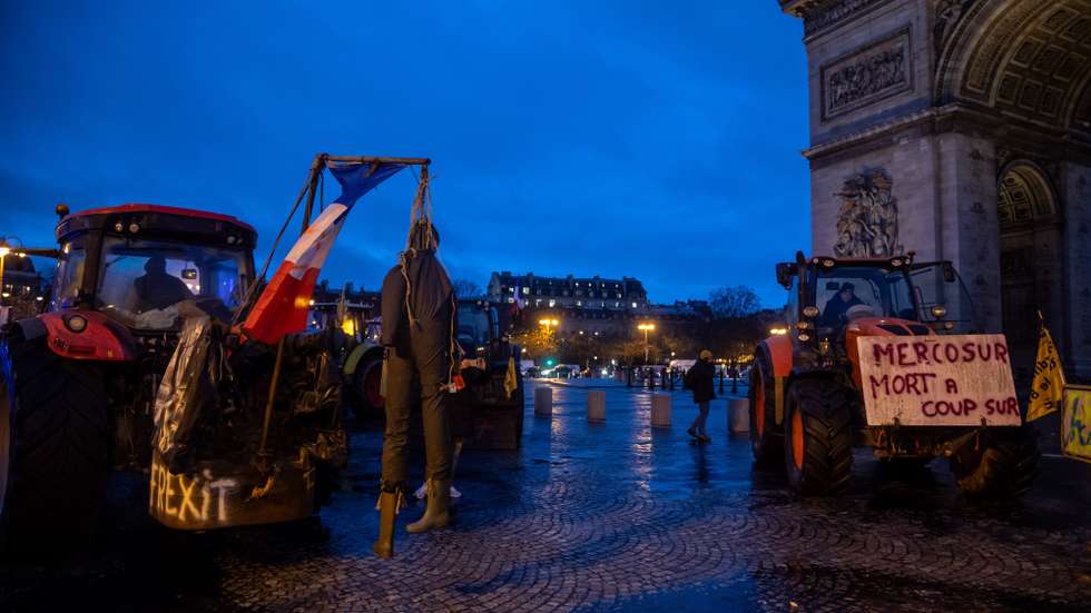 epa12635655 French farmers block the roundabout at the Champs Elysees with tractors during a demonstration as part of a nationwide day of protests and actions called by several farmers' unions to push the French government to block the Mercosur trade deal, in Paris, France, 08 January 2026.  EPA/CHRISTOPHE PETIT TESSON