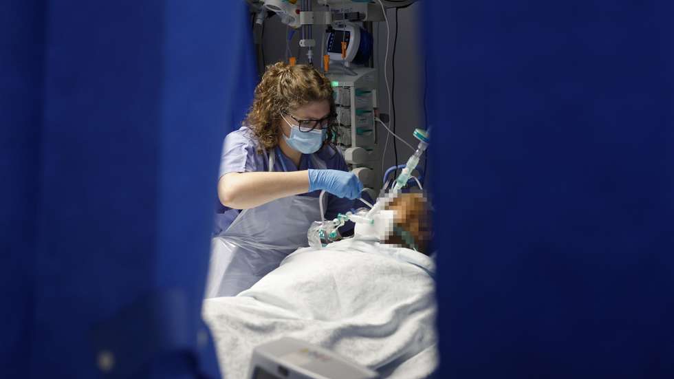 Paciente recebe tratamento no serviço de urgência do Hospital de Abrantes, Centro Hospitalar Médio Tejo (CHMT), em Abrantes, 28 de dezembro de 2023. ANTÓNIO PEDRO SANTOS/LUSA