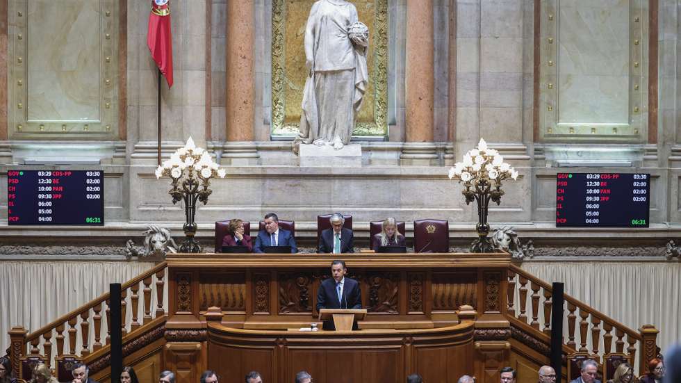 O primeiro-ministro Luís Montenegro intervém durante o debate parlamentar com o primeiro-ministro na Assembleia da República, em Lisboa, 8 de janeiro de 2026. MANUEL DE ALMEIDA/LUSA