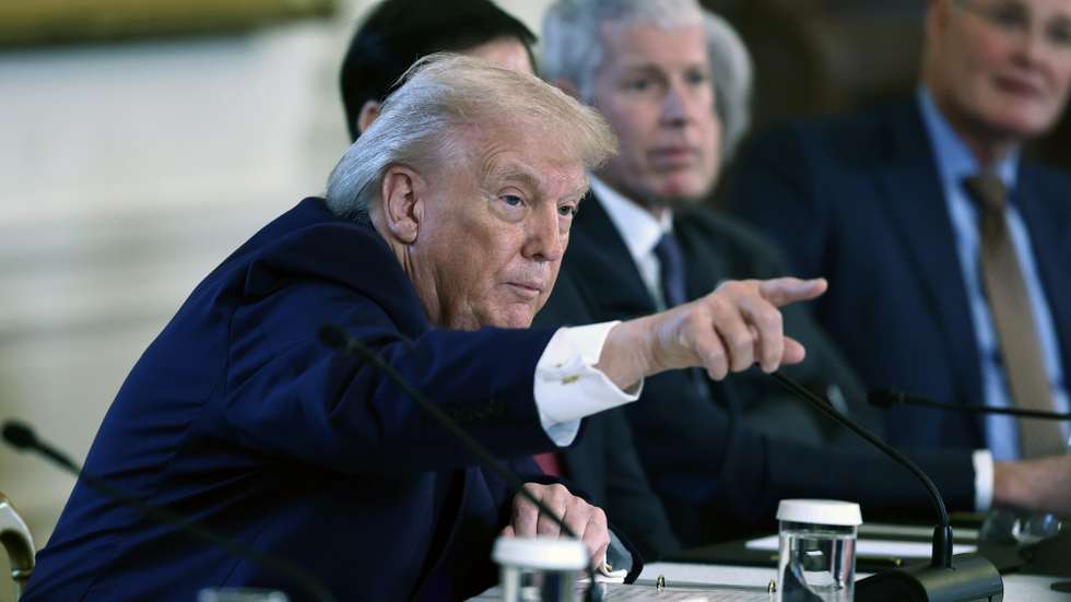 epa12639271 US President Donald Trump during a meeting with oil and gas executives in the East Room of the White House in Washington, DC, USA, 09 January 2026. The meeting included executives from Exxon, Shell, Chevron, and Conoco. Trump is hoping to persuade oil executives to return to Venezuela.  EPA/JIM LO SCALZO / POOL