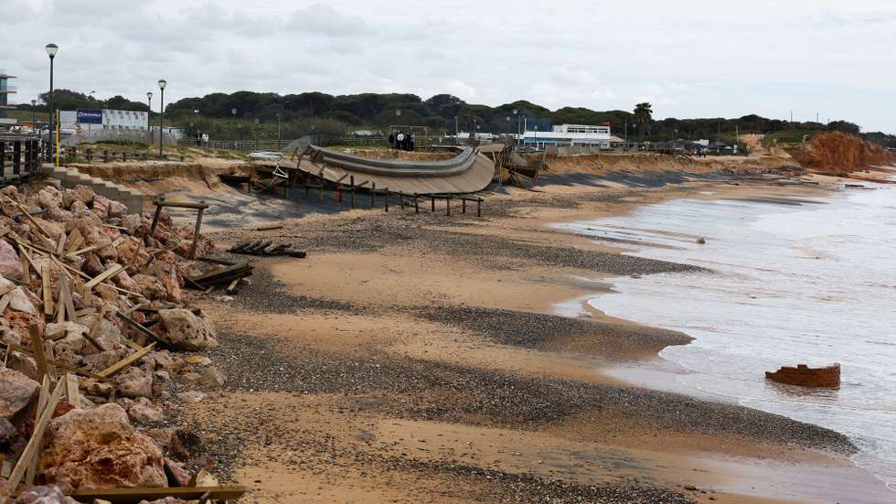 Praia do Forte Novo, Quarteira, 2 de abril de 2024. Agência Portuguesa do ambiente tem um projeto de 14 milhões de euros para repor areia numa faixa  litoral que inclui a praia do Forte Novo cujo areal desapareceu após o temporal da  última senana. LUÍS FORRA/LUSA