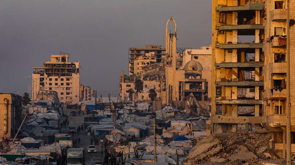 epa12632567 Internally displaced Palestinians move between the ruins of destroyed buildings at Al Rashid road in the west of Gaza City on, 06 January 2026, amid a ceasefire between Israel and Hamas. Around 1.9 million people in Gaza, nearly 90 percent of the population, have been displaced since the Israel-Hamas conflict began in October 2023, according to the UN.  EPA/MOHAMMED SABER
