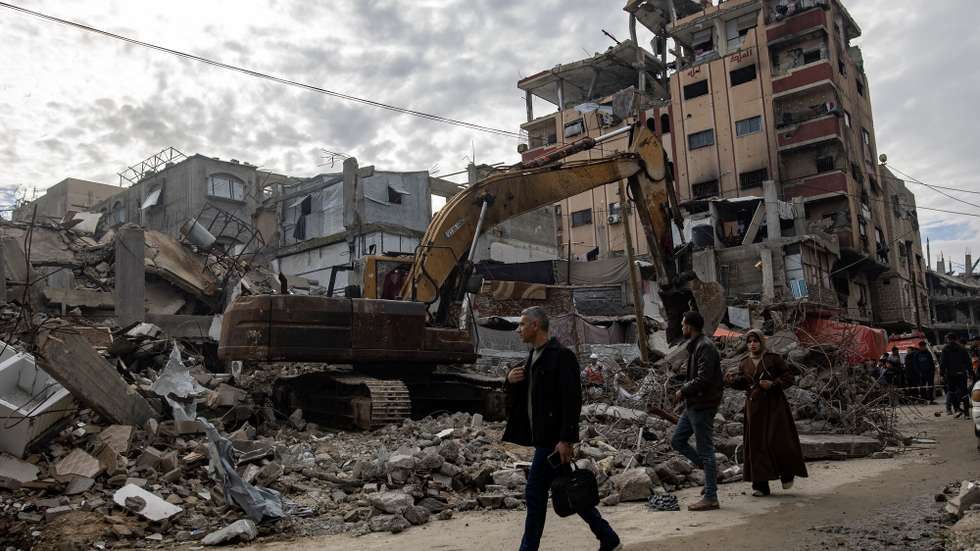 epa12604733 Members of the Palestinian Civil Defense remove the rubble of a destroyed home as they search for the bodies of Palestinians killed during the conflict in Khan Younis, southern Gaza Strip, 20 December 2025. The Civil Defence in the Gaza Strip is carrying out operations to recover the bodies of Palestinians buried beneath the rubble of homes destroyed during Israeli strikes on Gaza, estimating that nearly 100 bodies remain unrecovered. More than 70,000 Palestinians have been killed in the Gaza Strip since October 2023, according to the Palestinian Ministry of Health, and about 1,200 Israelis have been killed since the launch of an Israeli military campaign in response to a cross-border attack by Hamas on 07 October 2023.  EPA/HAITHAM IMAD