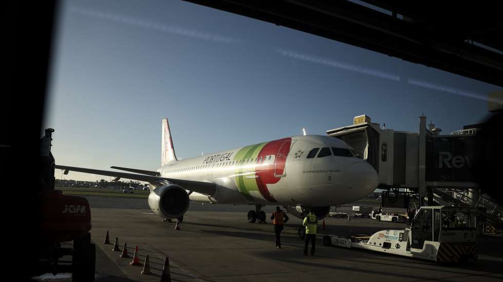 Avião da TAP na pista do Aeroporto Humberto Delgado, em Lisboa, 07 de janeiro de 2026. CARLOS M. ALMEIDA/LUSA
