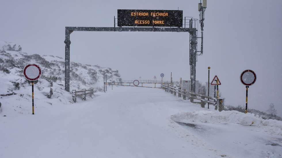 Estrada de acesso à Torre na Serra da Estrela que se encontra encerrada devido à queda de neve, Covilhã.  21 de Dezembro  de 2025. Onze distritos de Portugal continental estão hoje sob aviso laranja, o segundo mais elevado, devido à queda de neve e à agitação marítima, indicou o Instituto Português do Mar e da Atmosfera (IPMA). MIGUEL PEREIRA SA SILVA/ LUSA