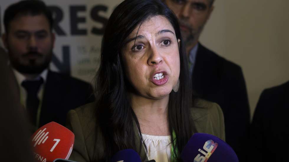 A porta-voz do PAN – Pessoas-Animais-Natureza, Inês Sousa Real, fala aos jornalistas no final da sessão de encerramento do X Congresso Nacional do PAN, em Coimbra, 20 de dezembro de 2025. Inês de Sousa Real foi hoje reeleita para um terceiro mandato como porta-voz do PAN, com 69 dos 72 votos dos delegados, conquistando todos os lugares da direção. PAULO NOVAIS/LUSA