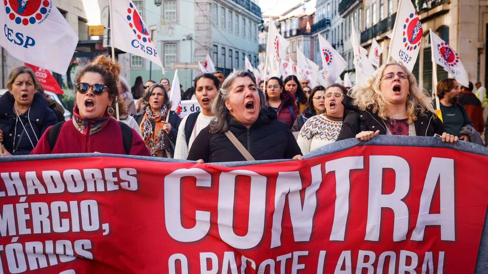 Manifestantes protestam contra o pacote laboral numa ação convocada pela CGTP-IN, entre o Largo Camões e a Assembleia da República, em Lisboa, 13 de janeiro de 2026. ANTÓNIO PEDRO SANTOS/LUSA