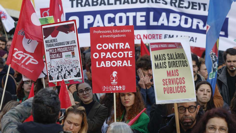 Manifestantes protestam contra o pacote laboral numa ação convocada pela CGTP-IN, entre o Largo Camões e a Assembleia da República, em Lisboa, 13 de janeiro de 2026. ANTÓNIO PEDRO SANTOS/LUSA
