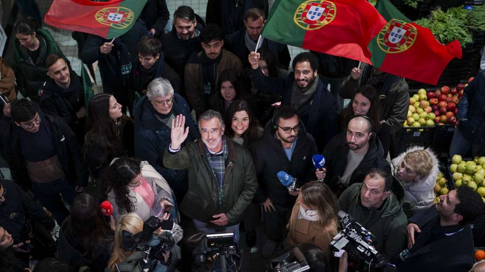 O candidato à Presidência da República, João Cotrim de Figueiredo (C), durante uma ação de campanha no Mercado de Guimarães, 16 de janeiro de 2026. Os portugueses elegem o novo Presidente da República em 18 de janeiro. HUGO DELGADO/LUSA