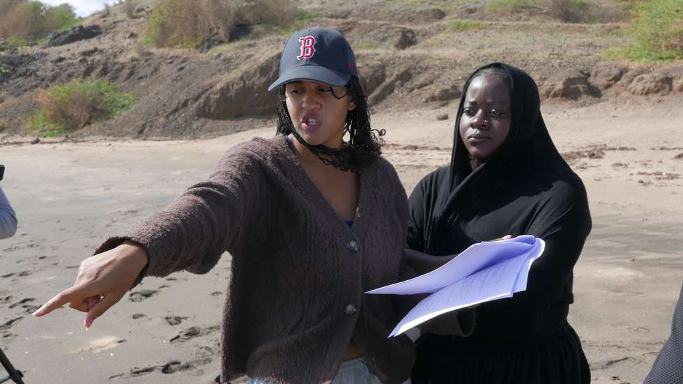 A argumentista Cristina da Luz (E) ladeada pela realizadora Zamzam Elmoge (D), durante as filmagens da curta-metragem do filme de terror “Maresia”, na praia de São Francisco, ilha de Santiago, Cabo Verde, 15 de janeiro de 2026. (ACOMPANHA TEXTO DA LUSA DO DIA 18 DE JANEIRO DE 2026). LUÍS FONSECA/LUSA