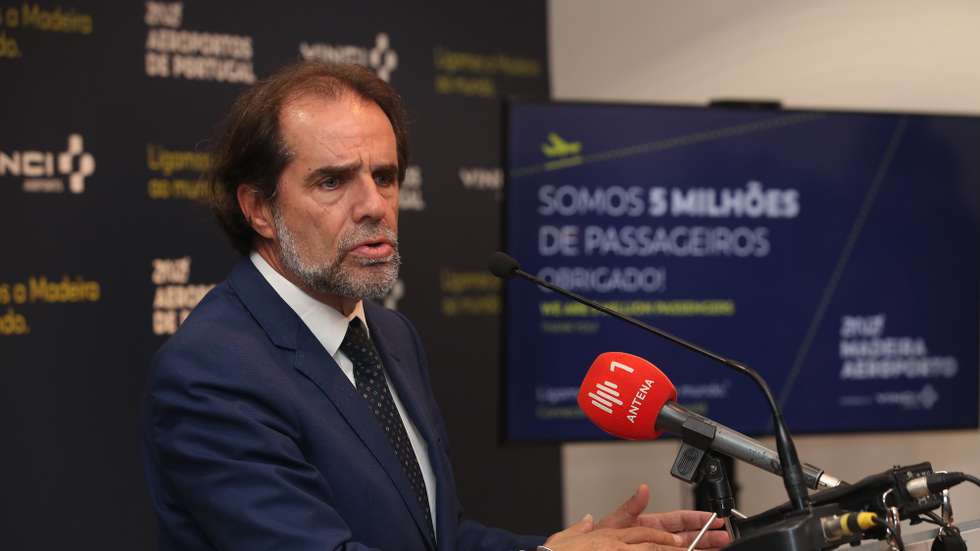 0 presidente do Governo Regional da Madeira, Miguel Albuquerque, discursa  durante a cerimónia de comemoração dos 5 milhões de passageiros do Aeroporto da Madeira, em Santa Cruz, 25 de novembro de 2025. HOMEM DE GOUVEIA/LUSA