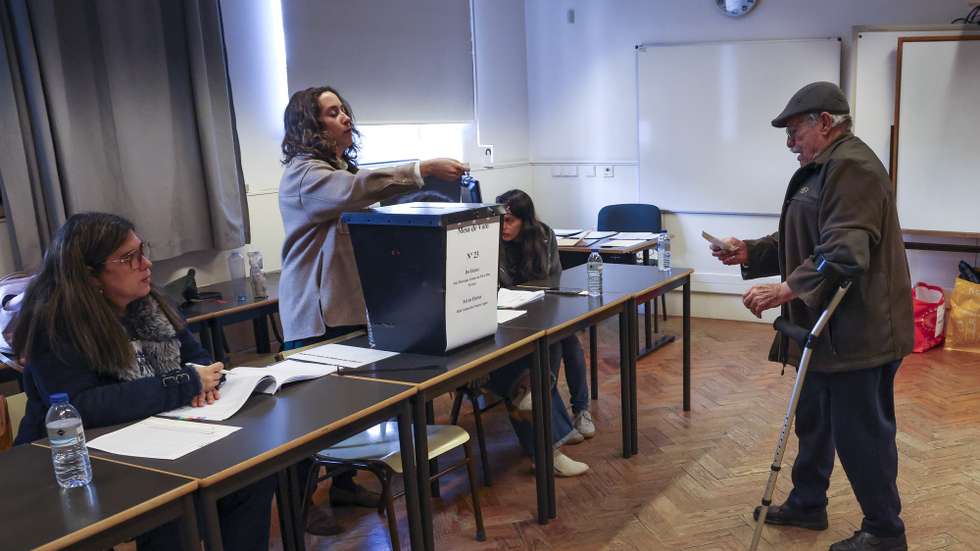 Um eleitor exerce o seu direito de voto para as eleições presidenciais, em Coimbra, 18 de janeiro de 2026. Mais de 11 milhões de eleitores são chamados a eleger o novo Presidente da República Portuguesa, que sucederá a Marcelo Rebelo de Sousa, que atingiu o limite dos seus mandatos. Há 11 candidatos aceites, um número recorde. PAULO NOVAIS/LUSA