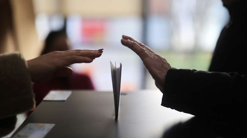 Um eleitor exerce o seu direito de voto para as eleições presidenciais, em Cepelos, Amarante, 18 de janeiro de 2026. Mais de 11 milhões de eleitores são chamados a eleger o novo Presidente da República Portuguesa, que sucederá a Marcelo Rebelo de Sousa, que atingiu o limite dos seus mandatos. Há 11 candidatos aceites, um número recorde. ESTELA SILVA/LUSA