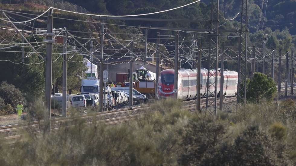 epa12661840 The site of a major train collision near the town of Adamuz, Cordoba province, southern Spain, 19 January 2026. At least 39 people were killed after a high-speed train carrying more than 300 passengers derailed and struck an oncoming train on the adjacent track. Emergency services remain on the scene as recovery efforts continue.  EPA/JORGE ZAPATA
